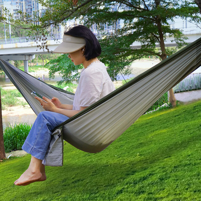 美旅户外露营吊床防侧翻拼色单人吊床休闲出游便携式超薄休息玩乐吊床 军绿色+银灰色(2.6*1.4m)